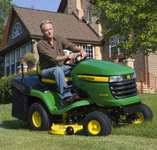 slika čovjeka koji kosi travu